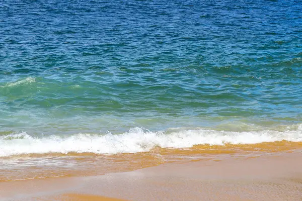 Rio de Janeiro Eyaleti Rio de Janeiro Brezilya 'da Mavi Turkuaz Yeşil Su Dalgaları ve Beyaz Sahil Kumu ile Urca ve Botafogo Plajı Tropikal Cenneti.