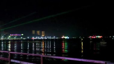 Pattaya Chon Buri Tayland 2018 Renkli şehir ve Pattaya tabelasında geceleri Pattaya Bang Lamung Amphoe Chon Buri Tayland 'da ışıklı plaj tekneleri ve şehirler yazıyor..