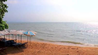 Pattaya Chon Buri Tayland 25. Ekim 2018 Tropik plaj dalgaları su, kayıklar palmiye ağaçları ve gökdelenler Jomtien Sahili Pattaya Bang Lamung Chon Buri Tayland, Güney Asya.