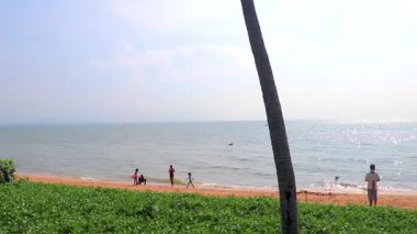 Pattaya Chon Buri Tayland 25. Ekim 2018 Tropik plaj dalgaları su, kayıklar palmiye ağaçları ve gökdelenler Jomtien Sahili Pattaya Bang Lamung Chon Buri Tayland, Güney Asya.