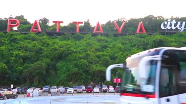 Pattaya Chon Buri Tayland 27 numara. Ekim 2018 'de Pattaya Şehri' nin önündeki otobüs, Pattaya Bang Lamung Amphoe Chon Buri Tayland 'daki tepede mektup imzalıyor..