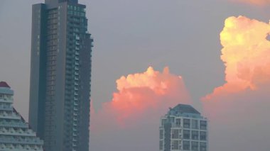 Pattaya Chon Buri Tayland 26 numara. Ekim 2018 Güneydoğu Asya 'daki Pattaya Bang Lamung Amphoe Chon Buri Tayland' da şehir panoramasının üzerinde güzel altın renkli gün doğumu.