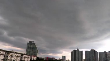 Güney Asya 'daki Pattaya Bang Lamung Amphoe Chon Buri Tayland' daki şehir binaları ve gökdelenleri kaplayan tropik muson yağmurları bulutları bulutlara karışıyor..