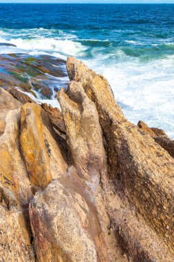 Ipanema Plajı Tropikal Cenneti Mavi Turkuaz Su Dalgaları Denizi ve Rio de Janeiro Eyaleti 'ndeki Boulders Kayalıkları.