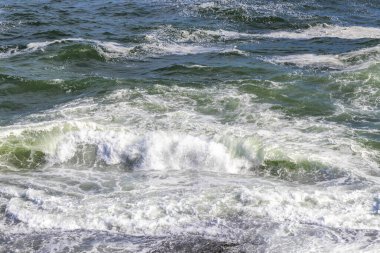 Ipanema Plajı Tropikal Cenneti Mavi Turkuaz Su Dalgaları Denizi ve Rio de Janeiro Eyaleti 'ndeki Boulders Kayalıkları.