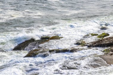 Ipanema Plajı Tropikal Cenneti Mavi Turkuaz Su Dalgaları Denizi ve Rio de Janeiro Eyaleti 'ndeki Boulders Kayalıkları.