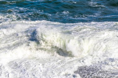 Ipanema Plajı Tropikal Cenneti Mavi Turkuaz Su Dalgaları Denizi ve Rio de Janeiro Eyaleti 'ndeki Boulders Kayalıkları.