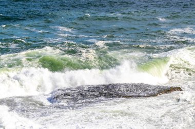 Ipanema Plajı Tropikal Cenneti Mavi Turkuaz Su Dalgaları Denizi ve Rio de Janeiro Eyaleti 'ndeki Boulders Kayalıkları.