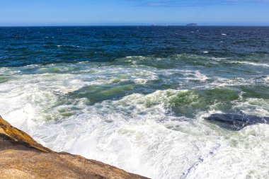 Ipanema Plajı Tropikal Cenneti Mavi Turkuaz Su Dalgaları Denizi ve Rio de Janeiro Eyaleti 'ndeki Boulders Kayalıkları.