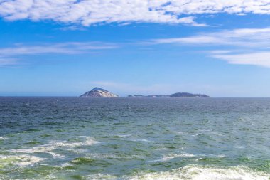 Rio de Janeiro Eyaleti Rio de Janeiro Brezilya 'da Mavi Turkuaz Su Dalgaları ile Ipanema Plajı Tropikal Cenneti.