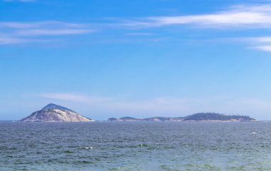 Rio de Janeiro Eyaleti Rio de Janeiro Brezilya 'da Mavi Turkuaz Su Dalgaları ile Ipanema Plajı Tropikal Cenneti.