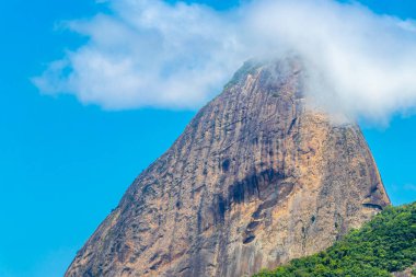 Rio de Janeiro Eyaleti Rio de Janeiro Brezilya 21. Ekim 2020 Sugarloaf şekerleme dağı Pao de Acucar deniz kıyısı manzarası ve Rio de Janeiro Brezilya 'daki Urca köyünün manzarası.