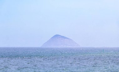 Rio de Janeiro Eyaleti Rio de Janeiro Brezilya 'daki Urca Red Beach Tropikal Cenneti Mavi Turkuaz Su Dalgaları Kayalık Tepeler ve Adaları.