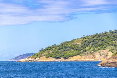 Rio de Janeiro Eyaleti Rio de Janeiro Brezilya 'da, Urca Red Beach Tropikal Cenneti Mavi Turkuaz Su Dalgaları Palmiye Ağaçları Kayalık Tepeler Kayalık Tepeler Sahil Kumu ve Beyaz Sahil Kumu.