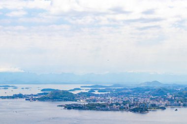 Rio de Janeiro Eyaleti Rio de Janeiro Brezilya 'da, Urca Red Beach Tropikal Cenneti Mavi Turkuaz Su Dalgaları Palmiye Ağaçları Kayalık Tepeler Kayalık Tepeler Sahil Kumu ve Beyaz Sahil Kumu.