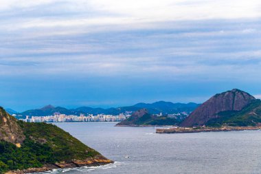 Rio de Janeiro Eyaleti Rio de Janeiro Brezilya 'da Copacabana ve Leme Tropikal Cenneti Sahil Dalgaları Deniz Hilld Adaları ve Mavi Gökyüzü Panoraması ile.