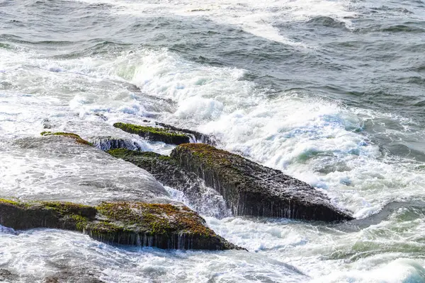 Ipanema Plajı Tropikal Cenneti Mavi Turkuaz Su Dalgaları Denizi ve Rio de Janeiro Eyaleti 'ndeki Boulders Kayalıkları.