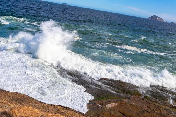 Ipanema Plajı Tropikal Cenneti Mavi Turkuaz Su Dalgaları Denizi ve Rio de Janeiro Eyaleti 'ndeki Boulders Kayalıkları.