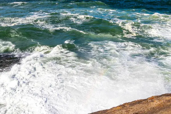 Ipanema Plajı Tropikal Cenneti Mavi Turkuaz Su Dalgaları Denizi ve Rio de Janeiro Eyaleti 'ndeki Boulders Kayalıkları.