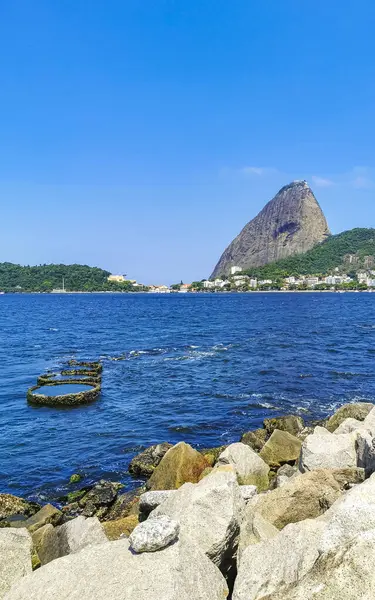 Rio de Janeiro Eyaleti Rio de Janeiro Brezilya 21. Ekim 2020 Sugarloaf şekerleme dağı Pao de Acucar deniz kıyısı manzarası ve Rio de Janeiro Brezilya 'daki Urca köyünün manzarası.
