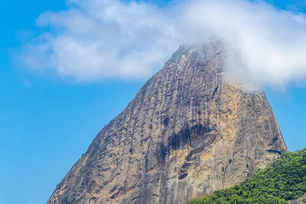 Rio de Janeiro Eyaleti Rio de Janeiro Brezilya 21. Ekim 2020 Sugarloaf şekerleme dağı Pao de Acucar deniz kıyısı manzarası ve Rio de Janeiro Brezilya 'daki Urca köyünün manzarası.