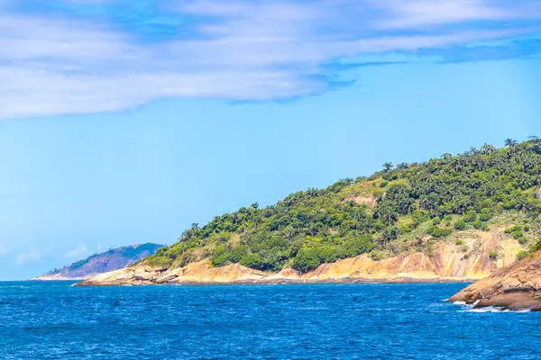 Rio de Janeiro Eyaleti Rio de Janeiro Brezilya 'da, Urca Red Beach Tropikal Cenneti Mavi Turkuaz Su Dalgaları Palmiye Ağaçları Kayalık Tepeler Kayalık Tepeler Sahil Kumu ve Beyaz Sahil Kumu.