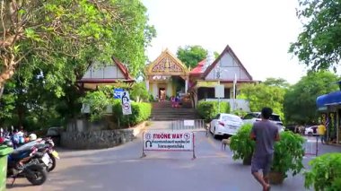 Pattaya Chon Buri Tayland 27 numara. Ekim 2018 Khao Phra Phra Bat Pattaya Wat Budist Tapınağı Giriş Kapısı ve Pattaya Tayland 'daki Phra Tamnak Dağı Tepesi Merdivenleri.
