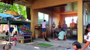Pattaya Chon Buri Tayland 27 numara. Ekim 2018 Khao Phra Bat Pattaya Wat Budist Tapınağı Turistler ve Buda Heykelleri Pattaya Tayland 'daki Phra Tamnak Dağı Tepesi' nde.
