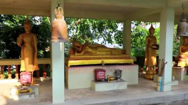 Pattaya Chon Buri Tayland 27 numara. Ekim 2018 Khao Phra Bat Pattaya Wat Budist Tapınağı Turistler ve Buda Heykelleri Pattaya Tayland 'daki Phra Tamnak Dağı Tepesi' nde.