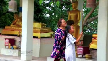 Pattaya Chon Buri Tayland 27 numara. Ekim 2018 Pattaya Tayland 'daki Phra Tamnak Dağ Tepesi' ndeki Khao Phra Pattaya Wat Budist Tapınağı 'nda Kız Çanlar Çalıyor..