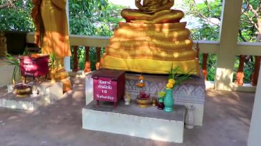 Pattaya Chon Buri Tayland 27 numara. Ekim 2018 Khao Phra Bat Pattaya Wat Budist Tapınağı Turistler ve Buda Heykelleri Pattaya Tayland 'daki Phra Tamnak Dağı Tepesi' nde.