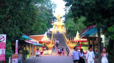 Pattaya Chon Buri Tayland 25. Ekim 2018 Wat Phra Yai Büyük Buda Tapınağı merdivenleri ve ejderha naga yılan koruyucusu Pattaya Tayland 'daki Phra Tamnak Dağı tepesinde.