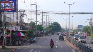 Pattaya Chon Buri Tayland 24. Ekim 2018 Meşgul Pattaya Şehri Turist Caddesi Araba Otomobili Motosikletler İnsanlar Skyline Gökdelen Binaları Pattaya Tayland 'da.