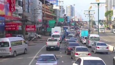 Pattaya Chon Buri Tayland 24. Ekim 2018 Meşgul Pattaya Şehri Turist Caddesi Araba Otomobili Motosikletler İnsanlar Skyline Gökdelen Binaları Pattaya Tayland 'da.