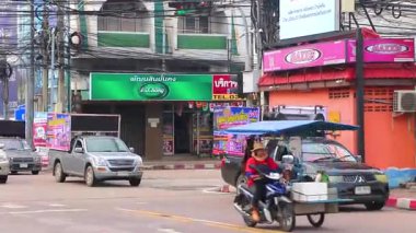 Pattaya Chon Buri Tayland 24. Ekim 2018 Meşgul Pattaya Şehri Turist Caddesi Araba Otomobili Motosikletler İnsanlar Skyline Gökdelen Binaları Pattaya Tayland 'da.