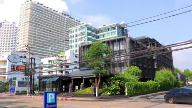 Pattaya Chon Buri Tayland 25. Ekim 2018 Meşgul Pattaya Şehri Turist Caddesi Araba Otomobili Motosikletler İnsanlar Skyline Gökdelen Binaları Pattaya Tayland 'da.