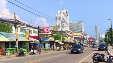 Pattaya Chon Buri Tayland 25. Ekim 2018 Meşgul Pattaya Şehri Turist Caddesi Araba Otomobili Motosikletler İnsanlar Skyline Gökdelen Binaları Pattaya Tayland 'da.