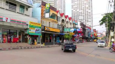 Pattaya Chon Buri Tayland 25. Ekim 2018 Meşgul Pattaya Şehri Turist Caddesi Araba Otomobili Motosikletler İnsanlar Skyline Gökdelen Binaları Pattaya Tayland 'da.