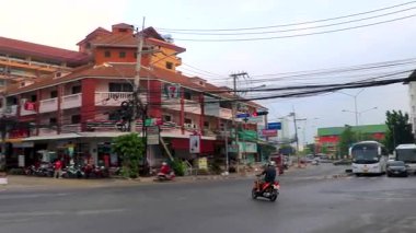 Pattaya Chon Buri Tayland 25. Ekim 2018 Meşgul Pattaya Şehri Turist Caddesi Araba Otomobili Motosikletler İnsanlar Skyline Gökdelen Binaları Pattaya Tayland 'da.