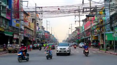 Pattaya Chon Buri Tayland 25. Ekim 2018 Meşgul Pattaya Şehri Turist Caddesi Araba Otomobili Motosikletler İnsanlar Skyline Gökdelen Binaları Pattaya Tayland 'da.