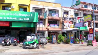 Pattaya Chon Buri Tayland 26 numara. Ekim 2018 Meşgul Pattaya Şehri Turist Caddesi Araba Otomobilleri Motosikletler İnsanlar Skyline Gökdelen Binaları Pattaya Tayland Turizmi.