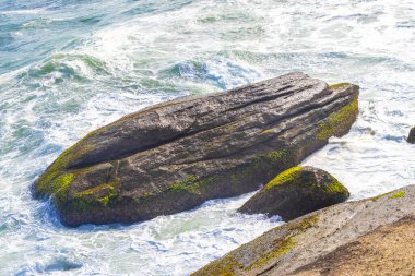Ipanema Plajı Tropikal Cenneti Mavi Turkuaz Su Dalgaları Denizi ve Rio de Janeiro Eyaleti 'ndeki Boulders Kayalıkları.