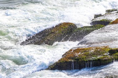 Ipanema Plajı Tropikal Cenneti Mavi Turkuaz Su Dalgaları Denizi ve Rio de Janeiro Eyaleti 'ndeki Boulders Kayalıkları.