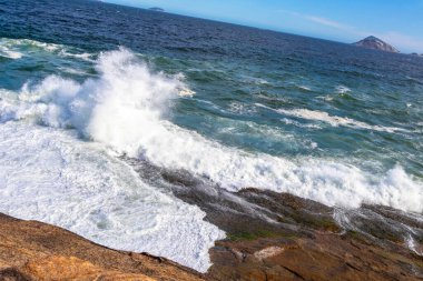 Ipanema Plajı Tropikal Cenneti Mavi Turkuaz Su Dalgaları Denizi ve Rio de Janeiro Eyaleti 'ndeki Boulders Kayalıkları.