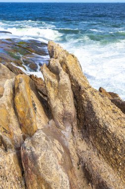 Ipanema Plajı Tropikal Cenneti Mavi Turkuaz Su Dalgaları Denizi ve Rio de Janeiro Eyaleti 'ndeki Boulders Kayalıkları.