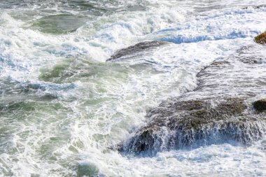 Ipanema Plajı Tropikal Cenneti Mavi Turkuaz Su Dalgaları Denizi ve Rio de Janeiro Eyaleti 'ndeki Boulders Kayalıkları.