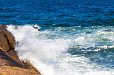 Ipanema Plajı Tropikal Cenneti Mavi Turkuaz Su Dalgaları Denizi ve Rio de Janeiro Eyaleti 'ndeki Boulders Kayalıkları.