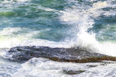 Ipanema Plajı Tropikal Cenneti Mavi Turkuaz Su Dalgaları Denizi ve Rio de Janeiro Eyaleti 'ndeki Boulders Kayalıkları.