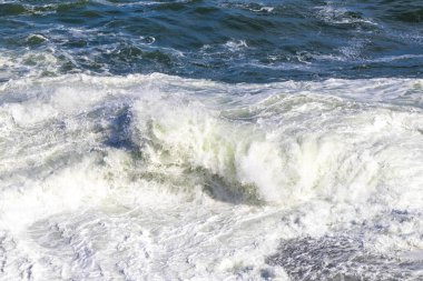Ipanema Plajı Tropikal Cenneti Mavi Turkuaz Su Dalgaları Denizi ve Rio de Janeiro Eyaleti 'ndeki Boulders Kayalıkları.