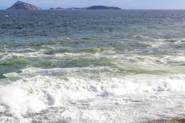 Ipanema Plajı Tropikal Cenneti Mavi Turkuaz Su Dalgaları Denizi ve Rio de Janeiro Eyaleti 'ndeki Boulders Kayalıkları.